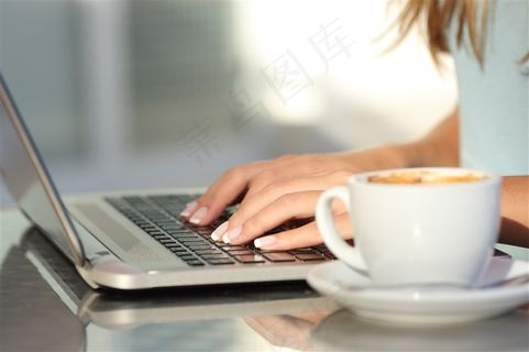 正在认真敲击键盘的工作人员素材高清图片