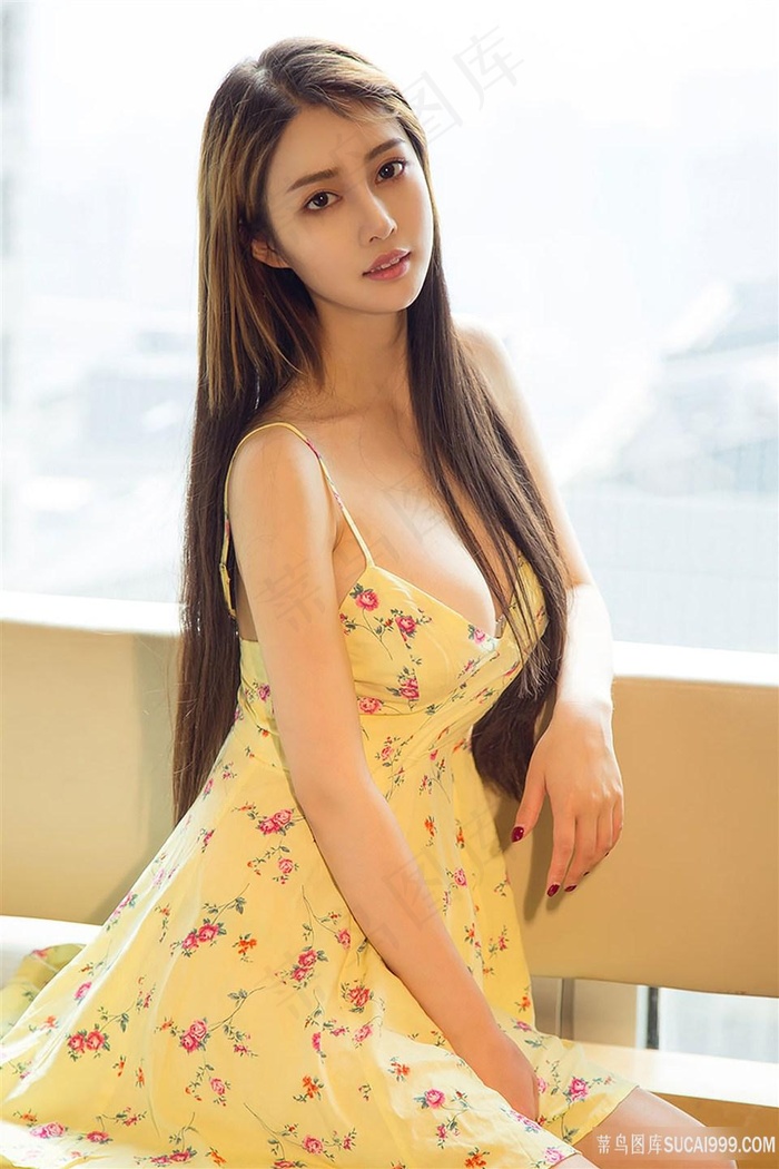 穿着小黄裙的性感漂亮女神陈一图片