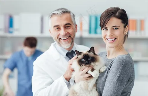 医护人员抱着动物的高清摄影图