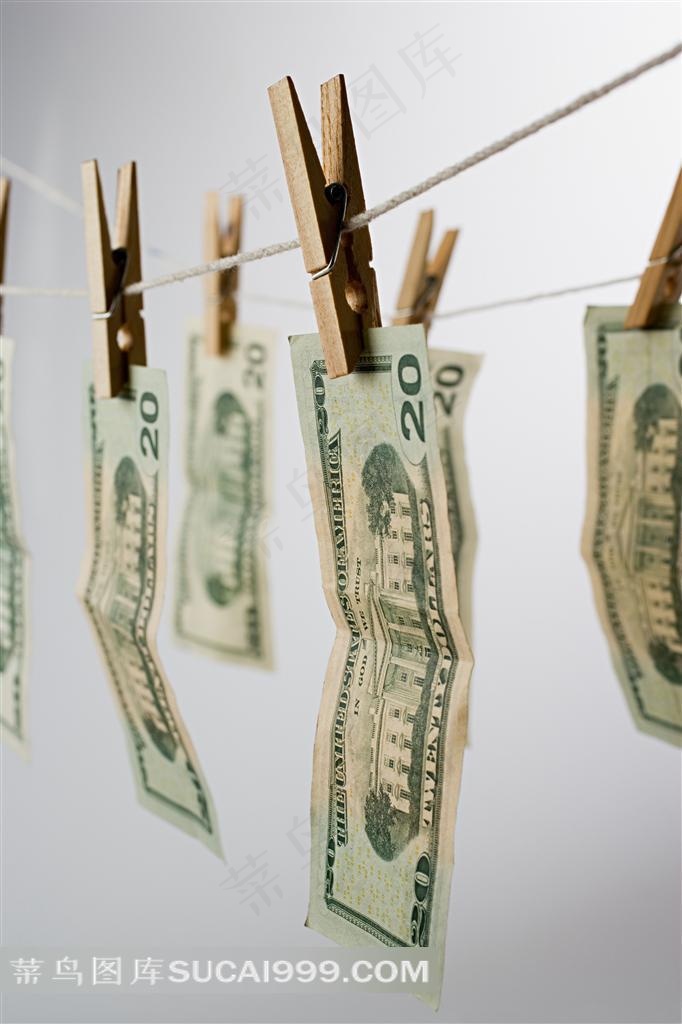 排列的夹子夹着的纸币