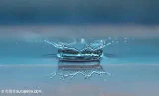 掉落溅起的水滴