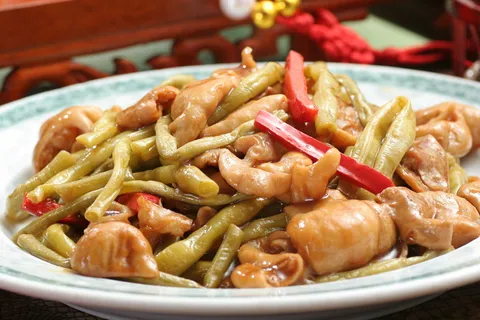 酸豆角烧肥肠26元 (2)