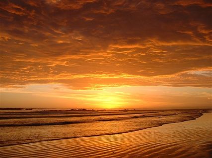 夕阳下的海边风景图片素材