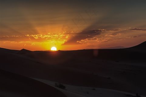 户外帐篷野营与夕阳景色高清图片