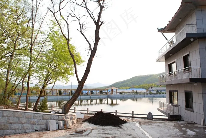 楼房前长廊围绕的水库