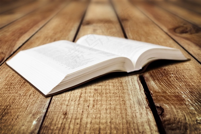 实木地板上的空白笔记本高清图