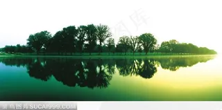 平静水面上的倒影