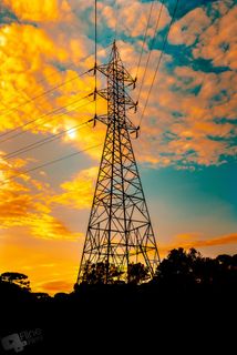 黄昏下电线塔图片