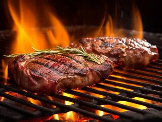 炭火烤牛排美食摄影图 