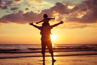 夕阳下温馨家庭父子父亲节图片