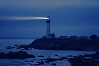 美丽的灯塔海岸风景图