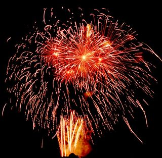 天空绚丽多彩烟花图片