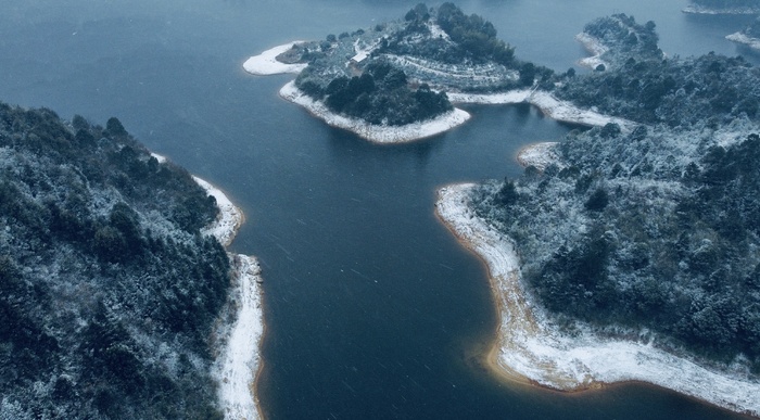 航拍湖中小岛雪景图