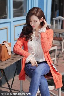 坐在椅子上晒太阳的韩国美女李妍静高清图片