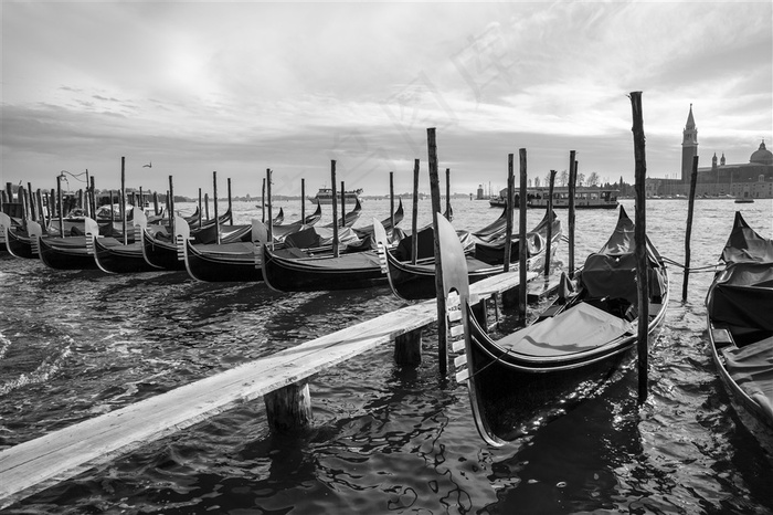 高清黑白木船风景画