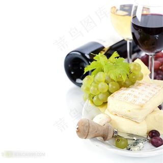 新鲜葡萄奶酪和红酒开瓶器