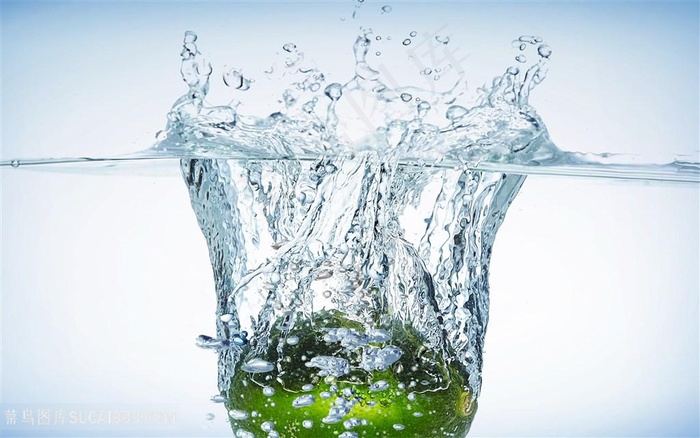 蓝色地球落入水中溅出水花