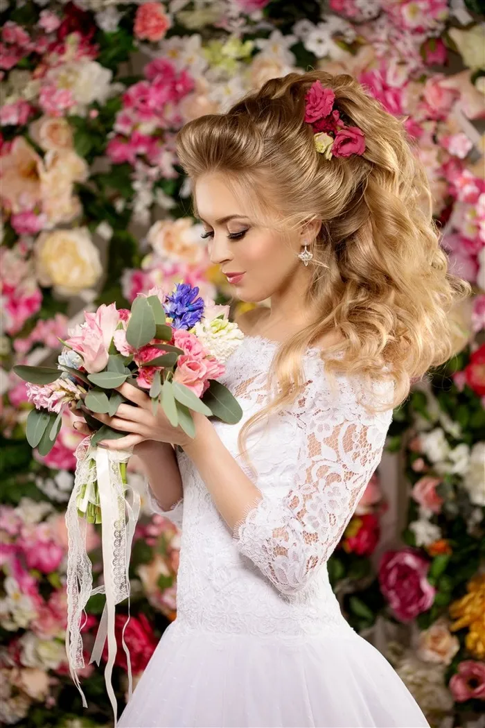 双手捧鲜花的婚纱美女素材