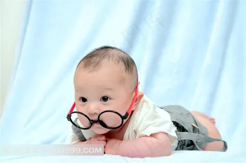 可爱的眼镜宝宝