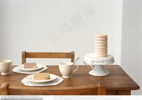 桌子上摆放好的餐具与食物