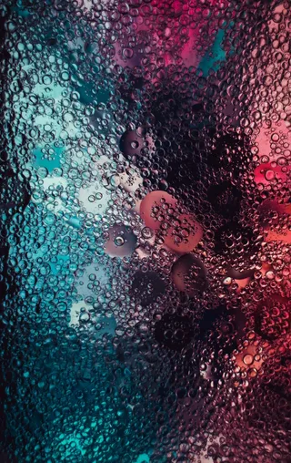 红色和蓝色水滴