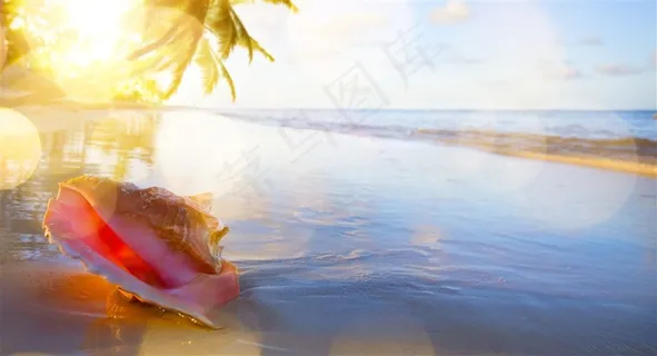 蓝色海水下的海滩高清图片