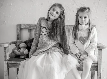 双胞胎姐妹花黑白图片