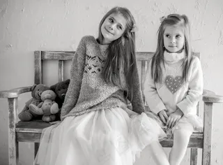 双胞胎姐妹花黑白图片