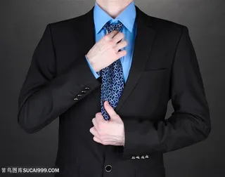 整理蓝色领带的成熟潮男图片