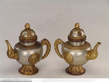 传统工艺-一对镀金的银茶壶