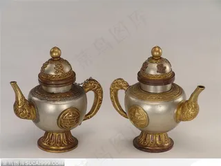 传统工艺-一对镀金的银茶壶