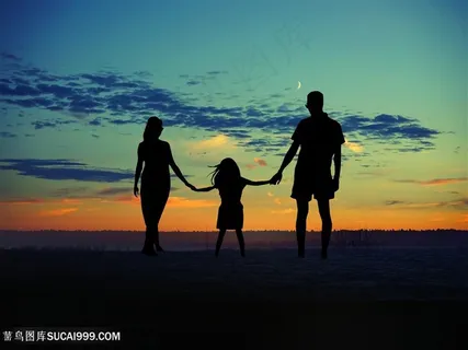 夕阳下的幸福一家三口 夕阳下的幸福一家三口