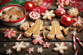 圣诞糖果姜饼人雪花饼干摄影图