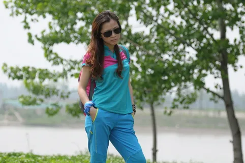 野外求生户外美女绿色大自然风景背包客人物