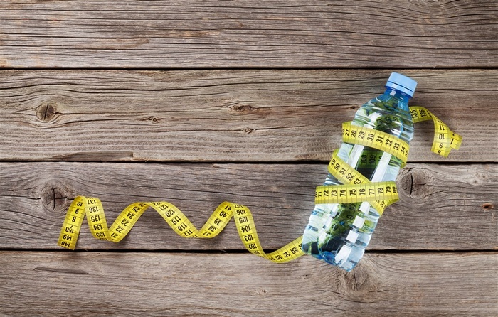 地板上的一瓶水