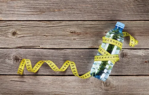 地板上的一瓶水 地板上的一瓶水