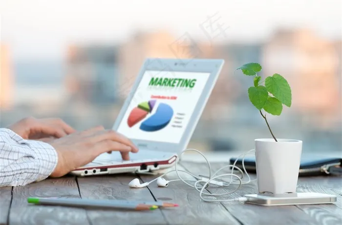 正在做数据分析的商务人士素材