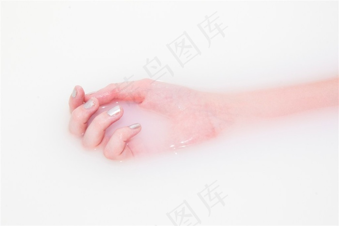 泡在牛奶里的手