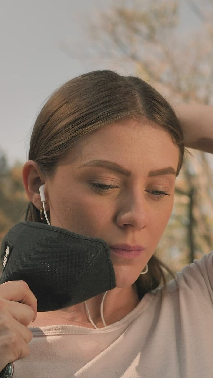 戴面罩的健身女子肖像