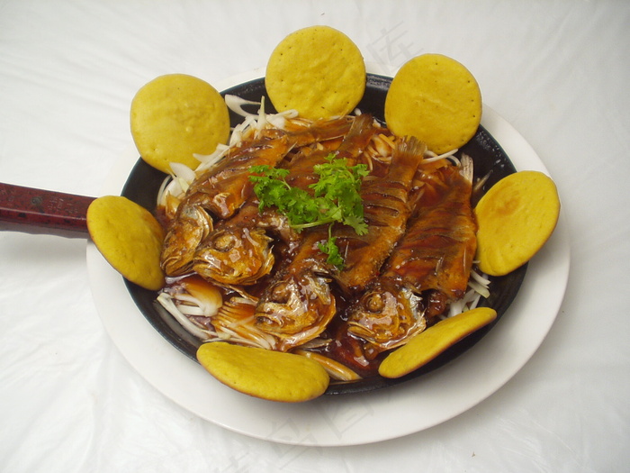 2502贴饼子熬带鱼