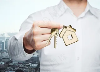 一个男人手上的钥匙