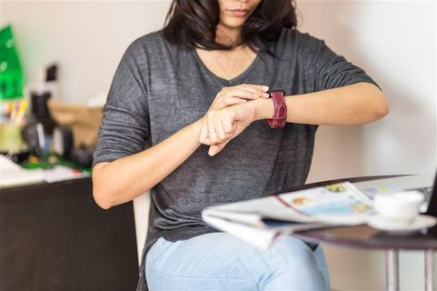 戴着电子手表的手图片