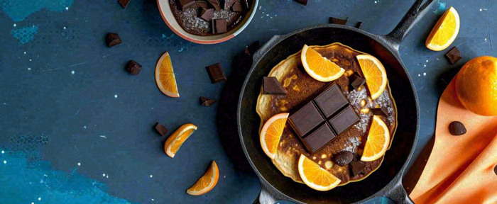 美食简约烤饼蛋糕，巧克力水果橙子摄影图