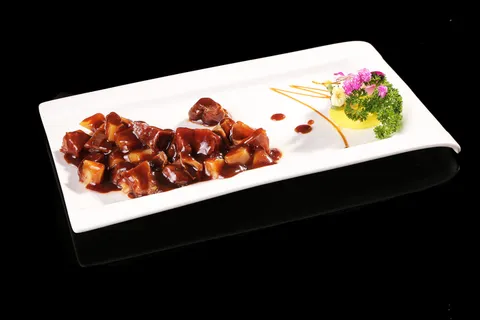 酱香牛肉餐饮快餐盖浇饭产品成品高清大图黑底长盘