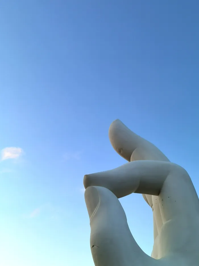 蓝天下唯美小清新观音手势