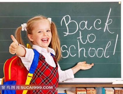 黑板前的开心女孩