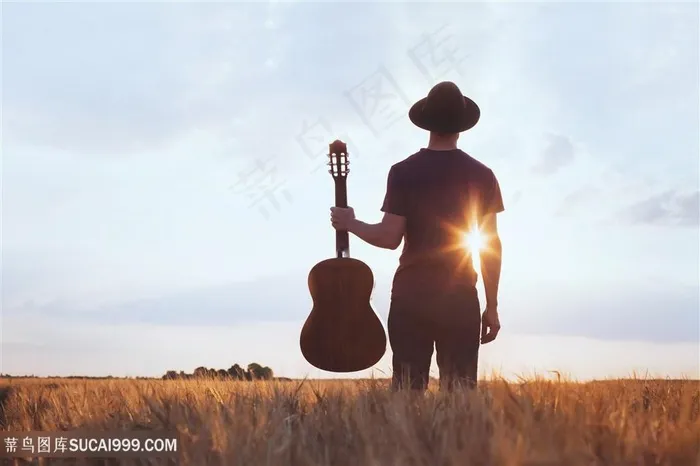 户外弹吉他的男人高清图片
