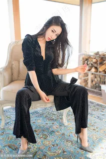 坐在椅子上的高清性感美女穆菲菲写真图片