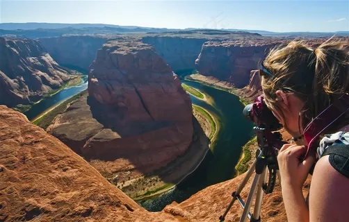 美女摄影师取景图片