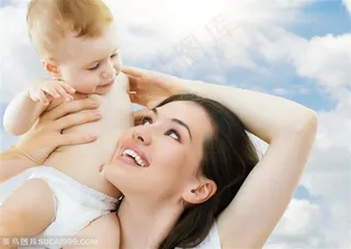 宝宝妈妈特写 坐在妈妈肩膀上的宝宝